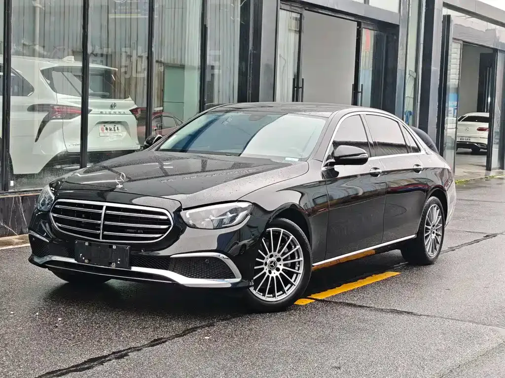 Mercedes-Benz E-Class — фото 1