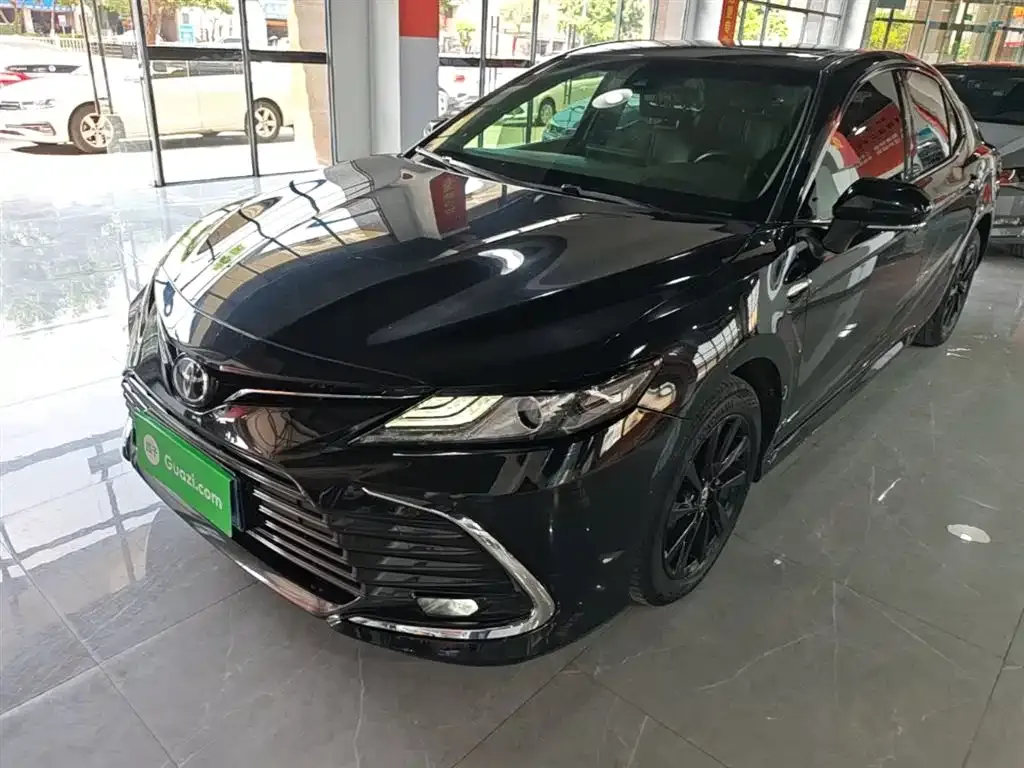 Toyota Camry — фото 1
