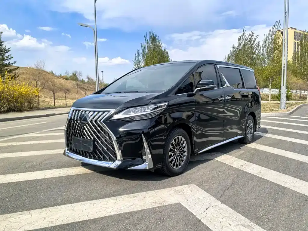 Lexus LM