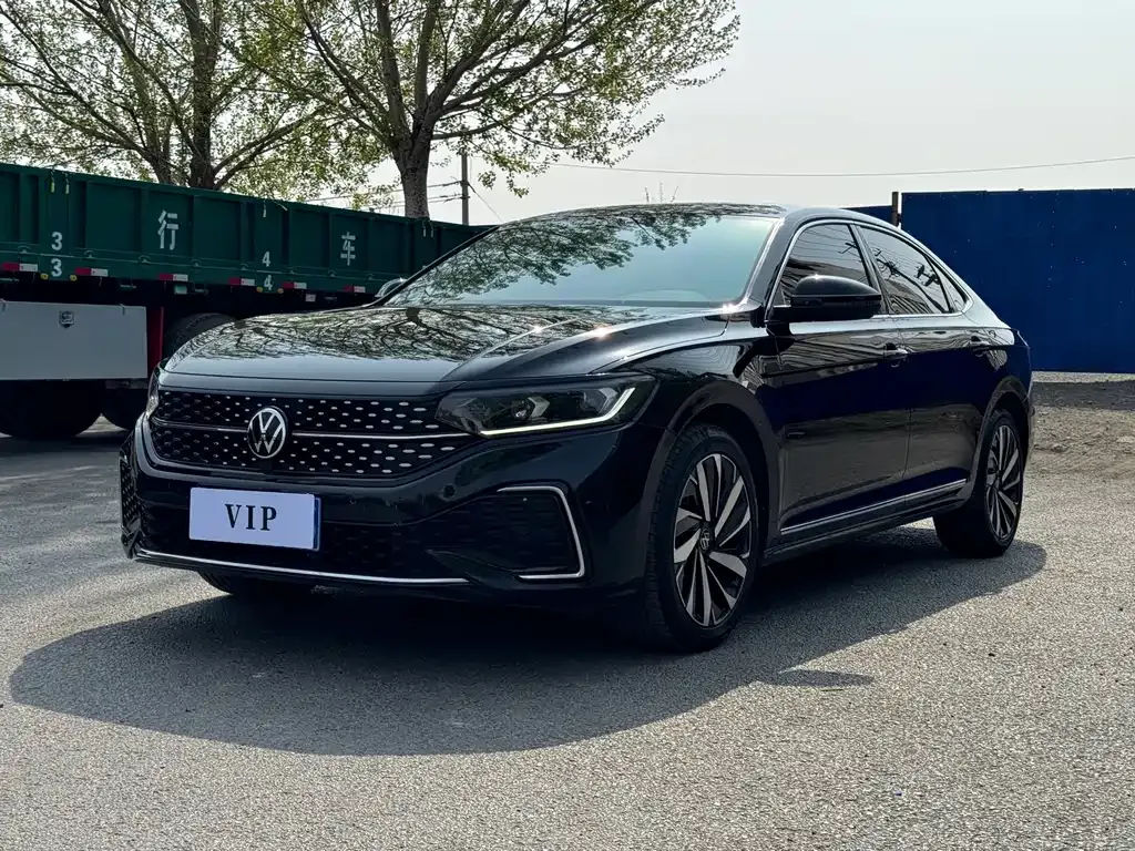 Volkswagen Passat — фото 1
