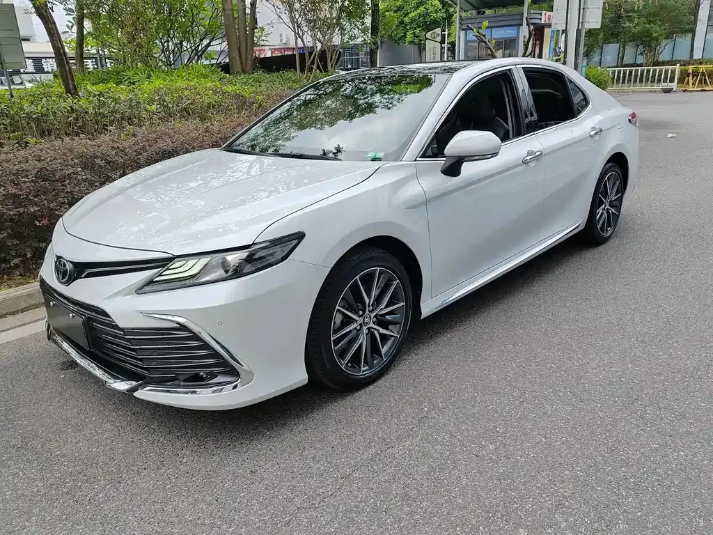 Toyota Camry — фото 1