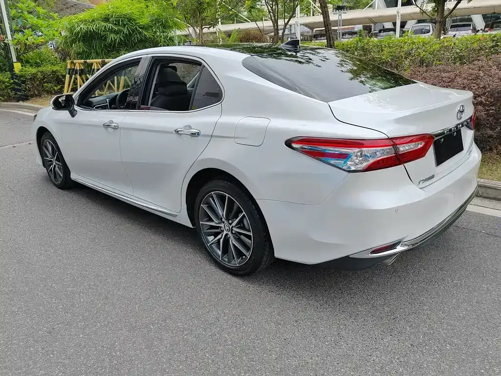 Toyota Camry — фото 10