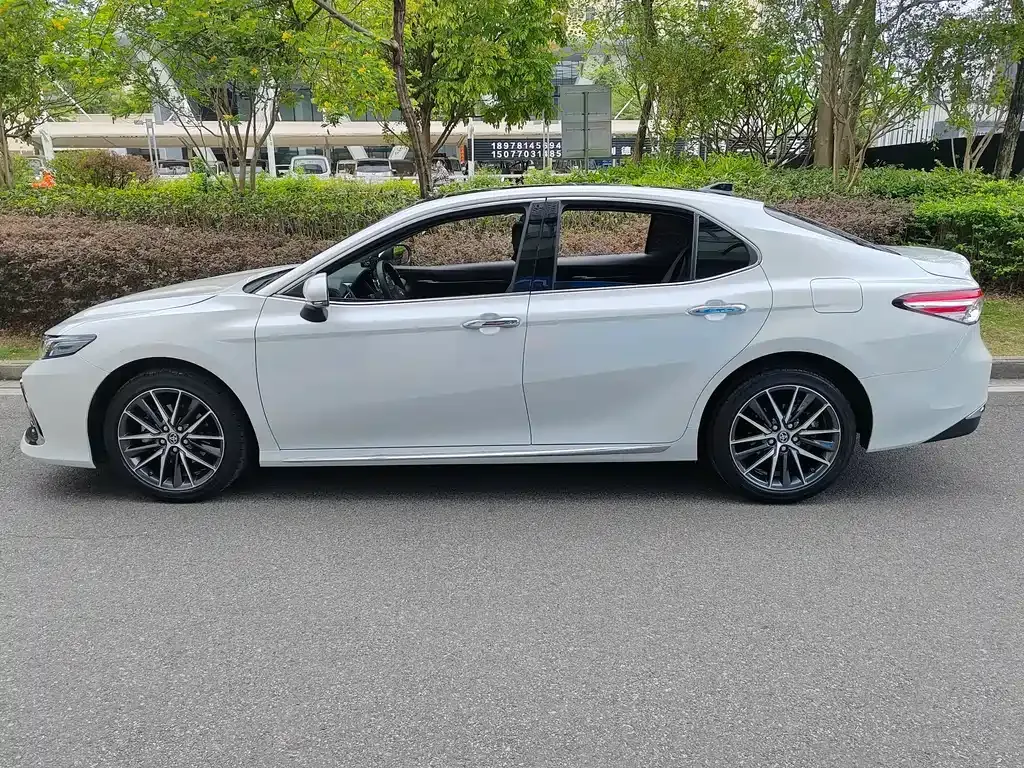 Toyota Camry — фото 9