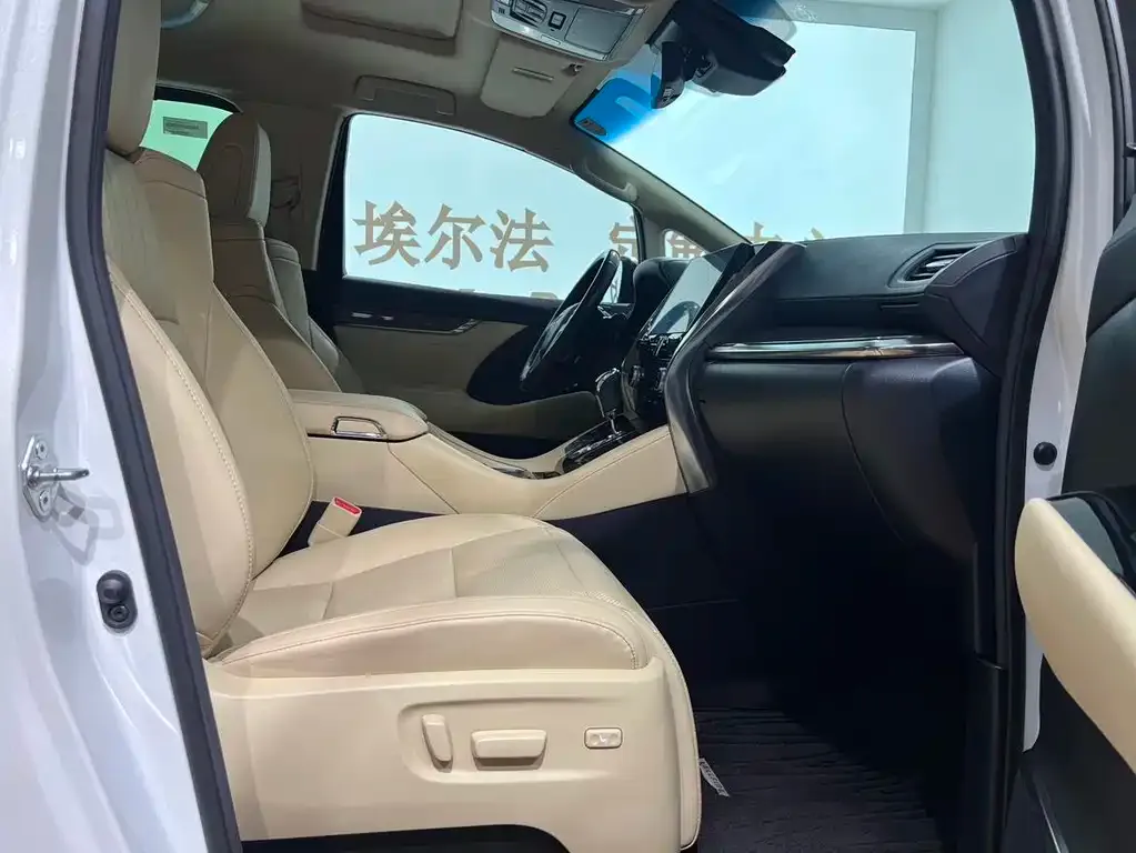 Toyota Vellfire — фото 3