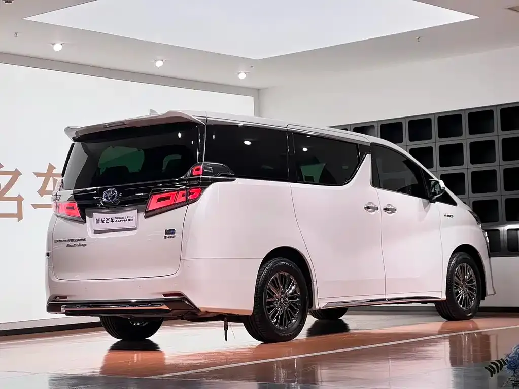 Toyota Vellfire — фото 2