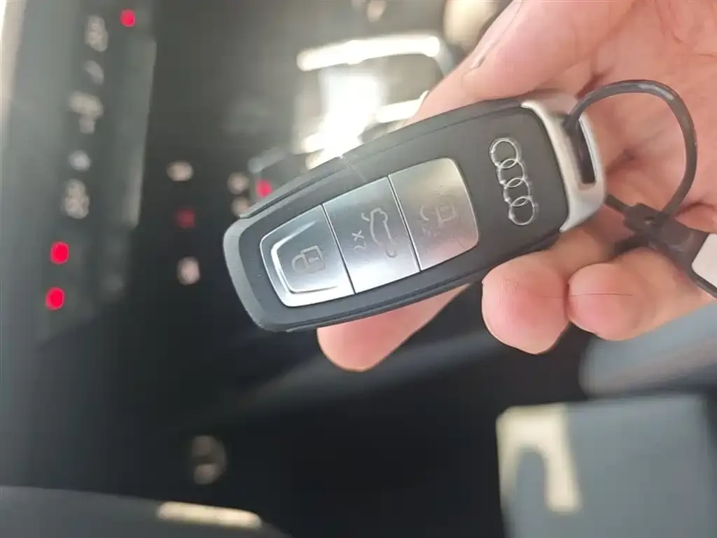 Audi Q4 e-tron — фото 2