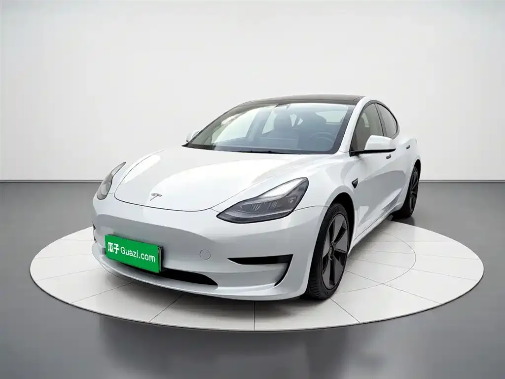 Tesla Model 3 — фото 1