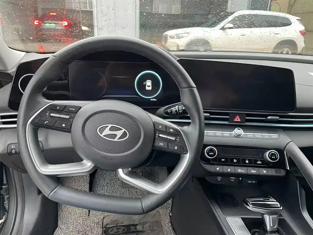 Hyundai Elantra — фото 2