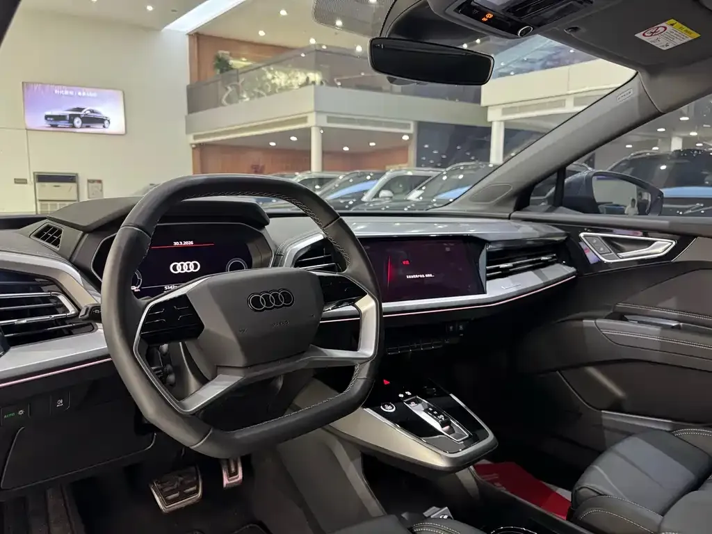 Audi Q4 e-tron — фото 2