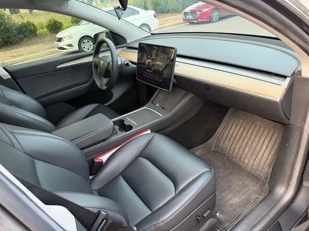 Tesla Model Y — фото 8