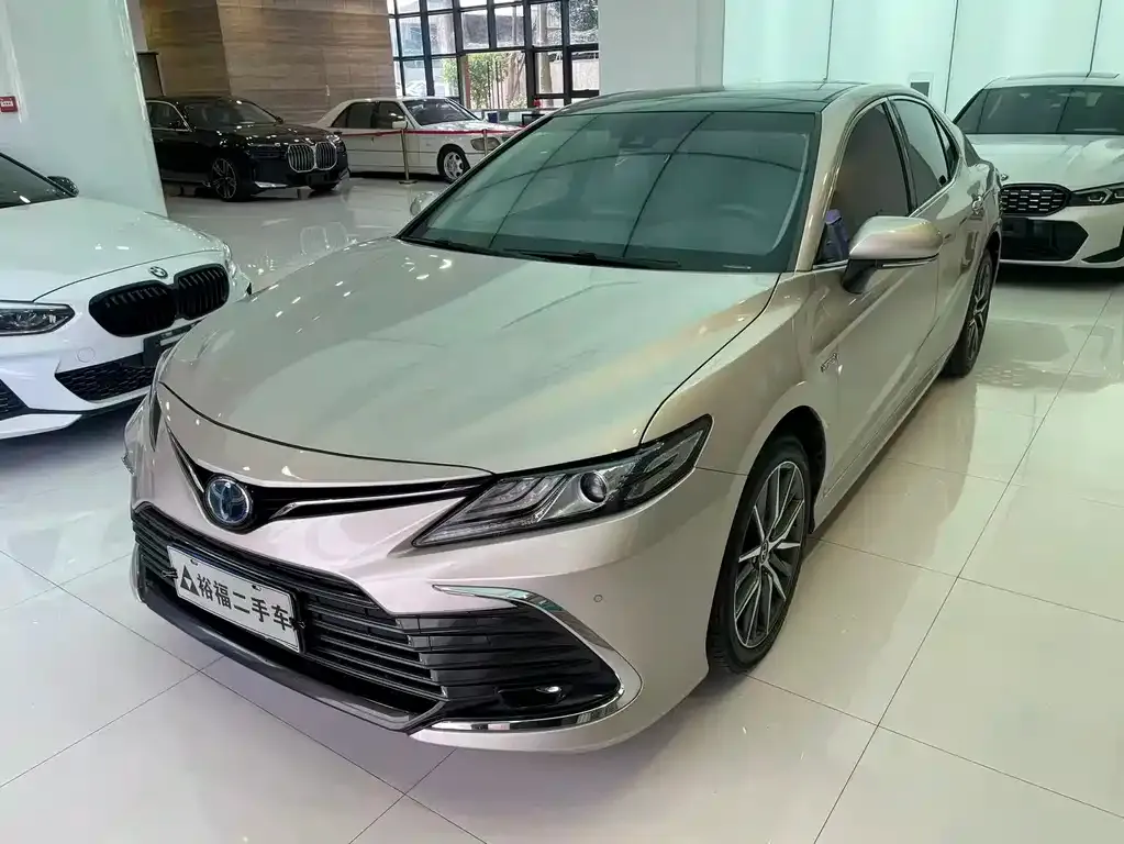 Toyota Camry — фото 1