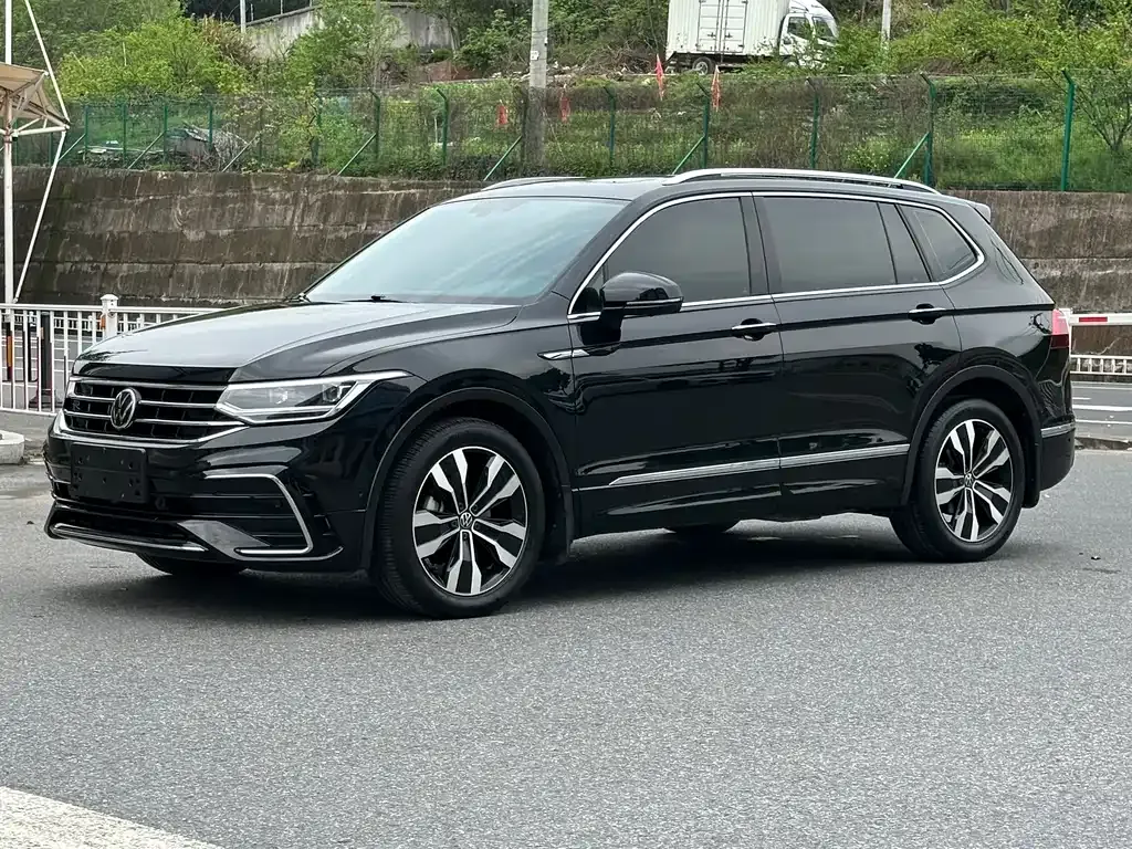 Volkswagen Tiguan L — фото 1