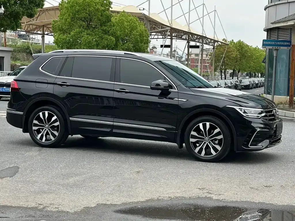 Volkswagen Tiguan L — фото 10