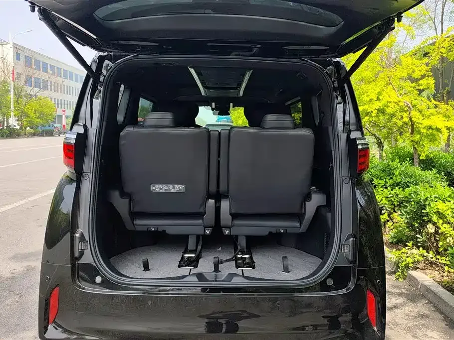 Toyota Alphard — фото 2