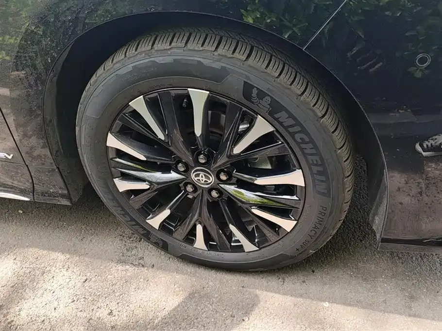 Toyota Alphard — фото 4