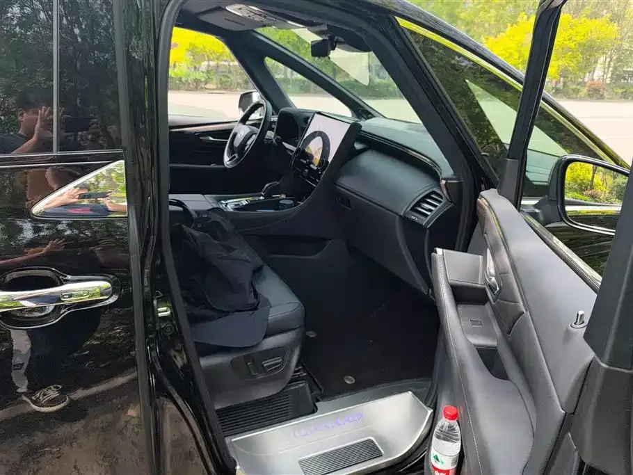 Toyota Alphard — фото 10