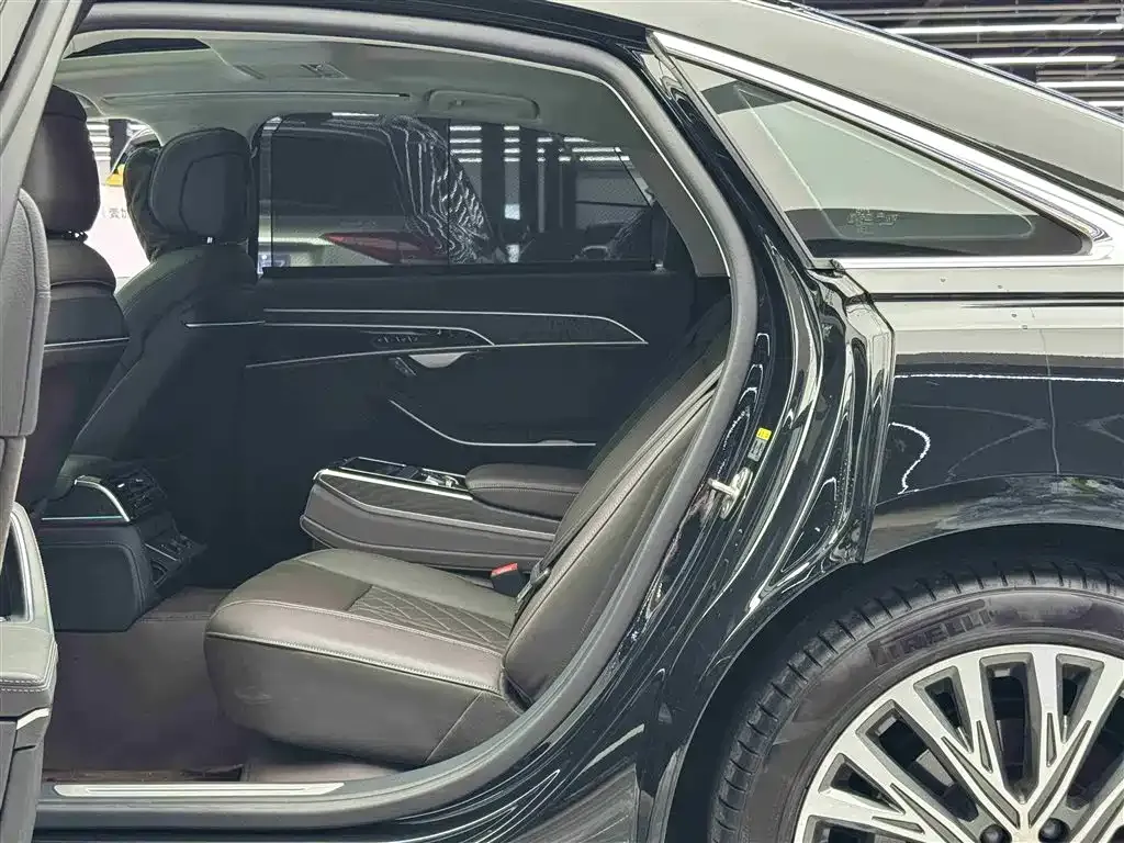 Audi A8 — фото 5