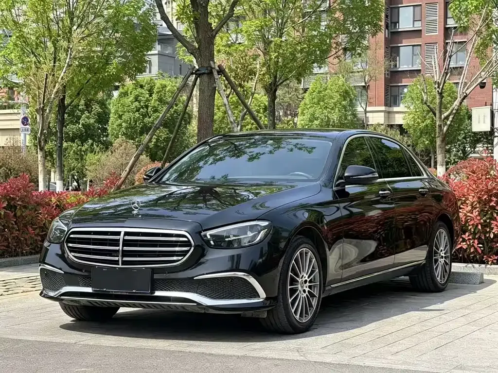 Mercedes-Benz E-Class — фото 1
