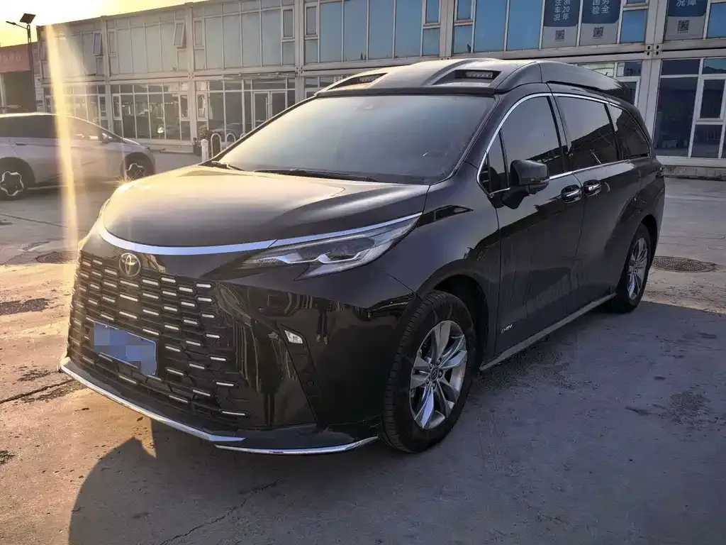 Toyota Sienna — фото 1