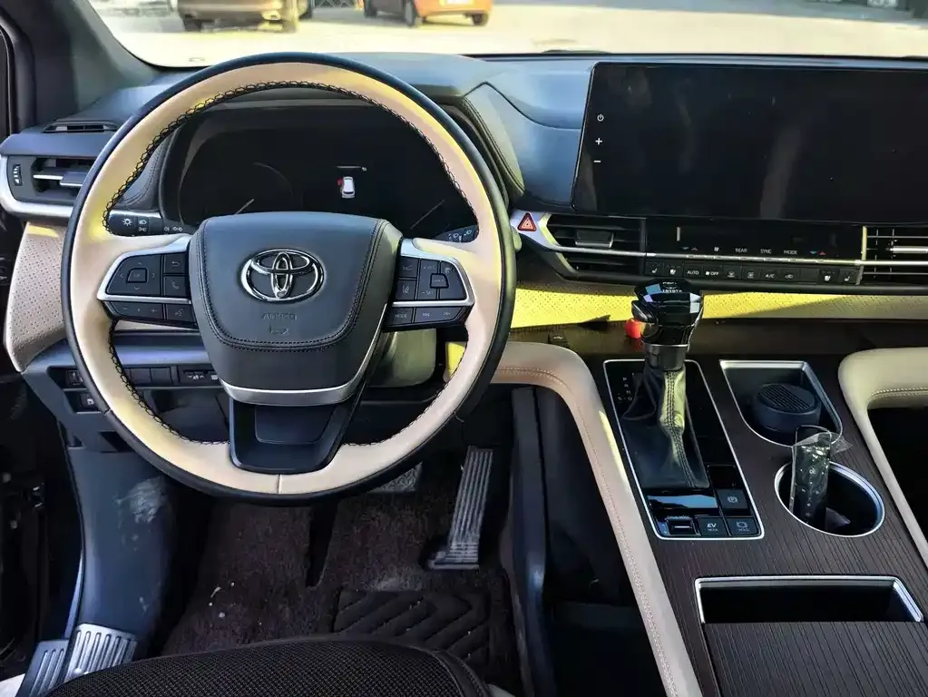 Toyota Sienna — фото 10