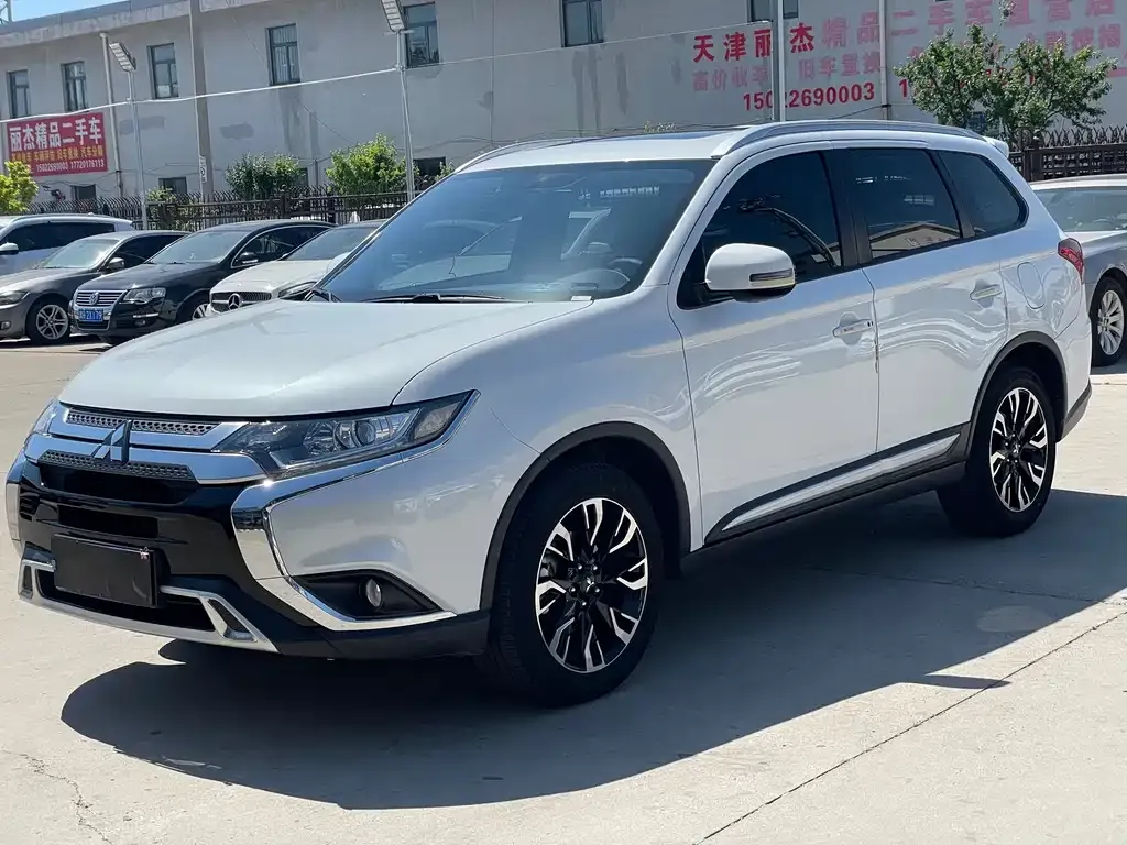 Mitsubishi Outlander — фото 1