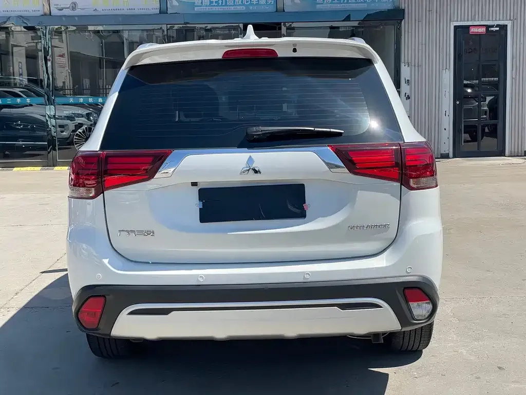 Mitsubishi Outlander — фото 7