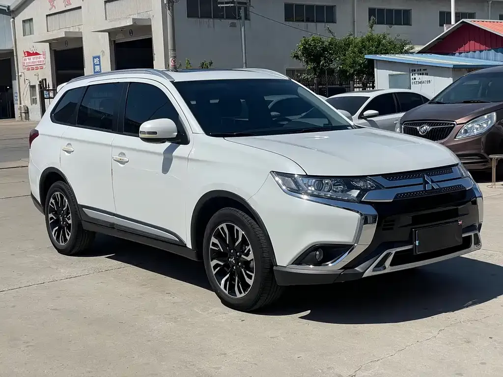 Mitsubishi Outlander — фото 8