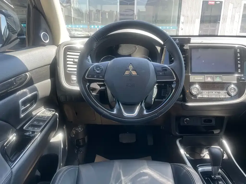 Mitsubishi Outlander — фото 10