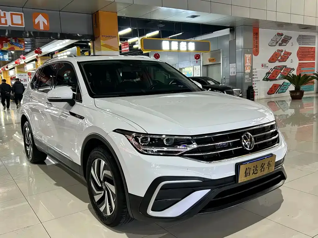Volkswagen Tiguan L — фото 10