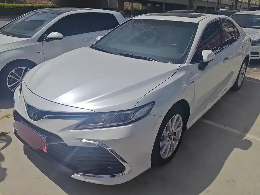 Toyota Camry — фото 1