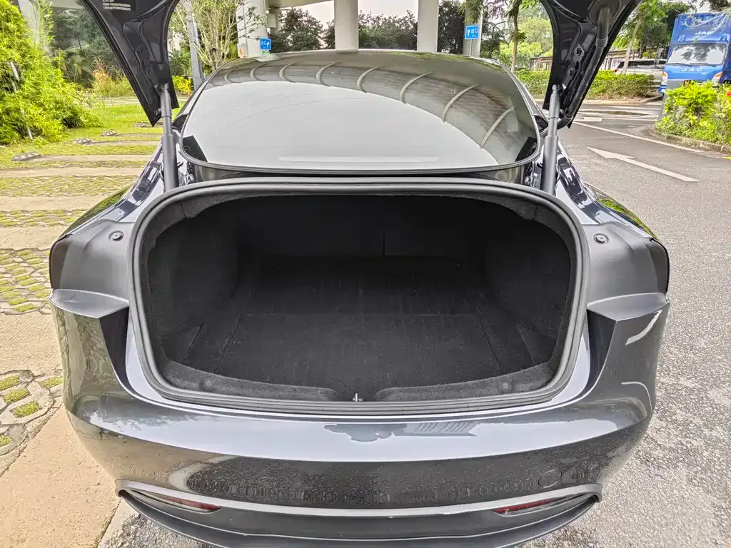 Tesla Model 3 — фото 3