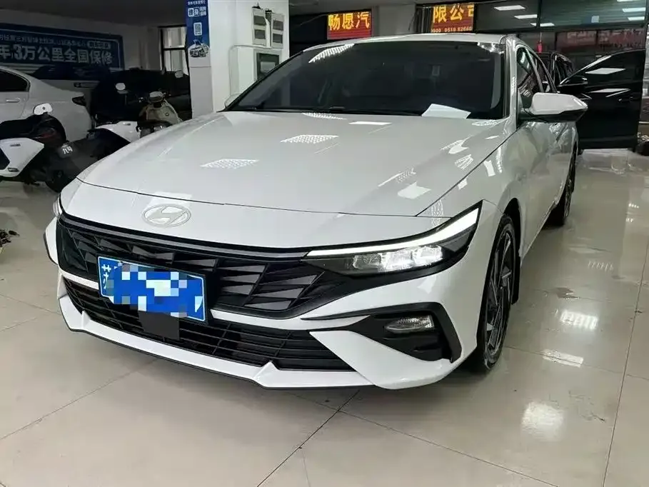 Hyundai Elantra — фото 1