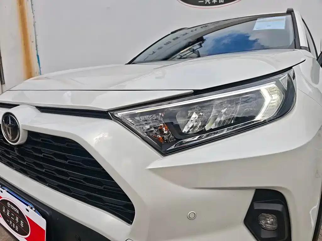 Toyota RAV4 — фото 9