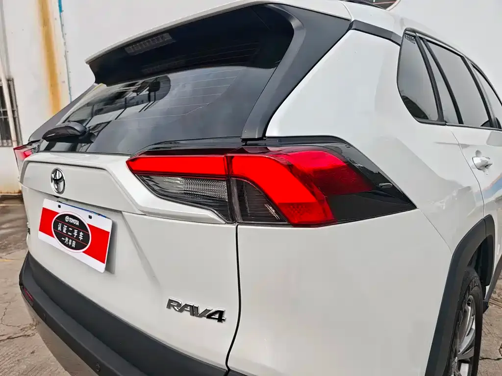 Toyota RAV4 — фото 7