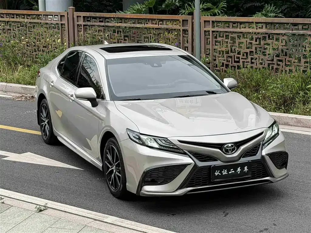 Toyota Camry — фото 1