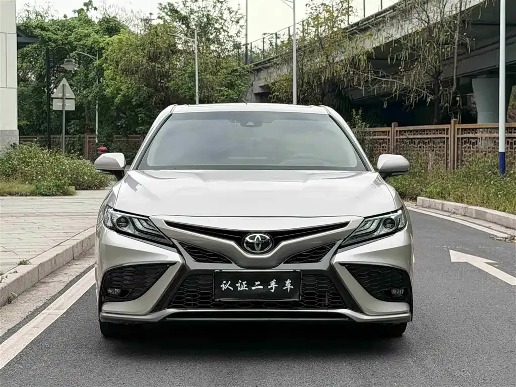 Toyota Camry — фото 4
