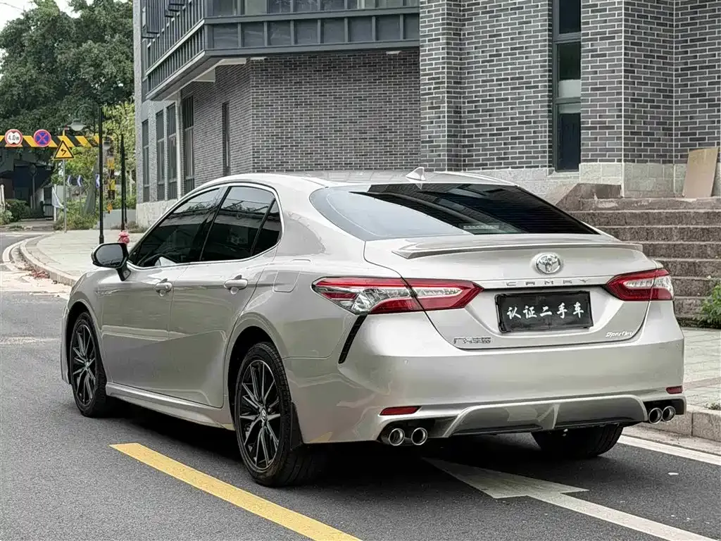 Toyota Camry — фото 9