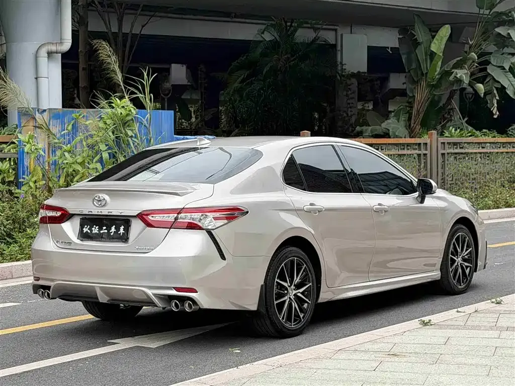Toyota Camry — фото 3
