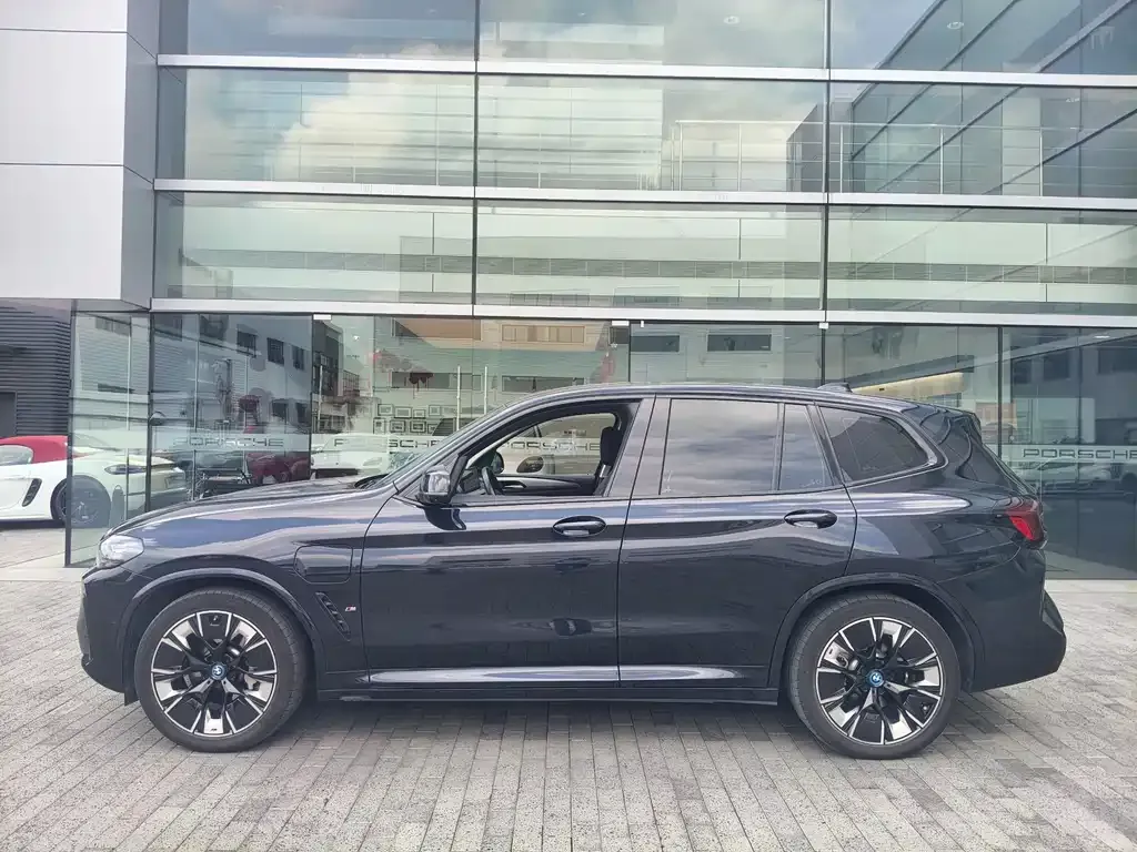 BMW iX3 — фото 4