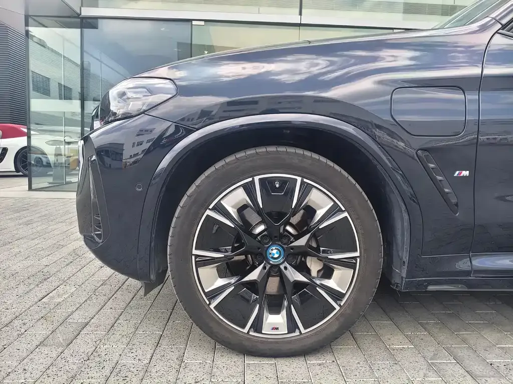 BMW iX3 — фото 8