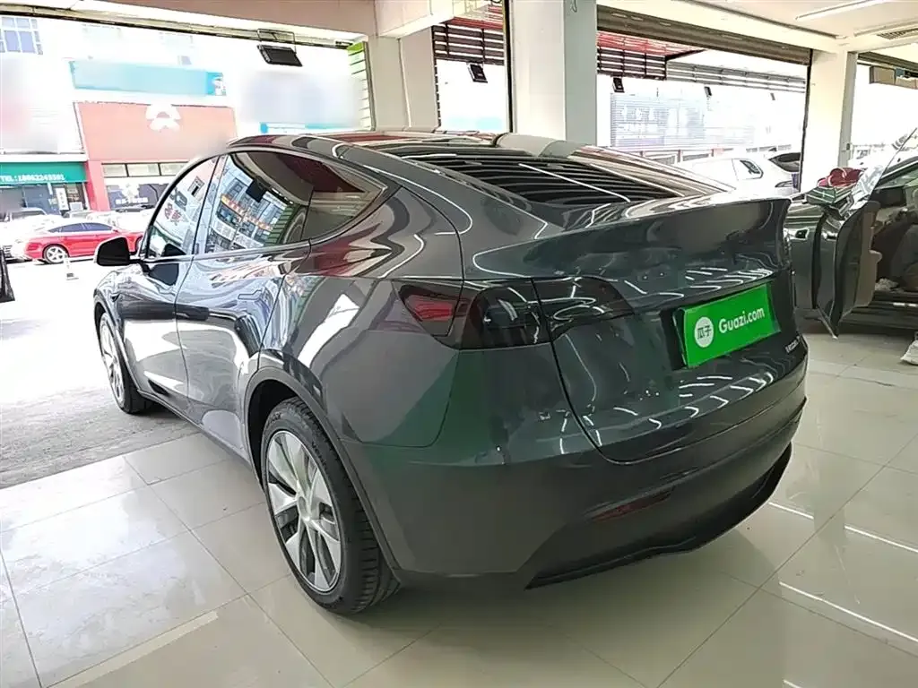 Tesla Model Y — фото 10