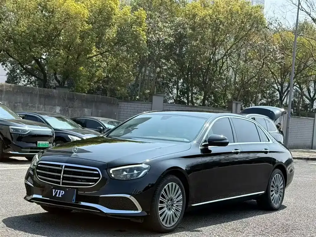 Mercedes-Benz E-Class — фото 1