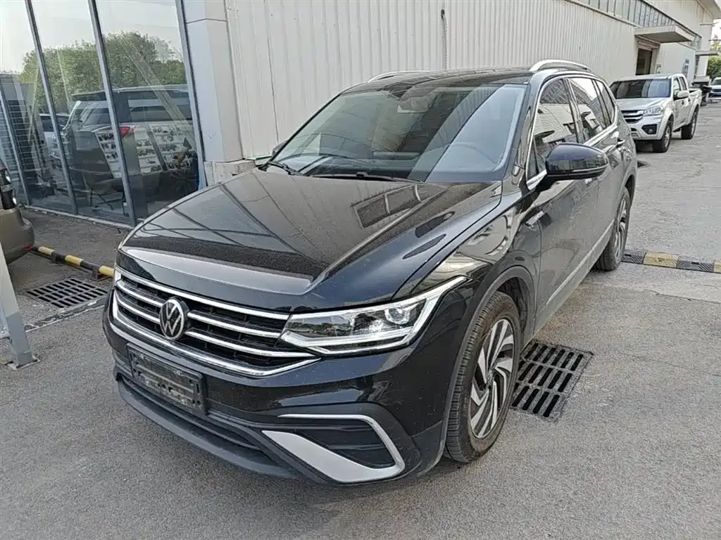 Volkswagen Tiguan L — фото 1