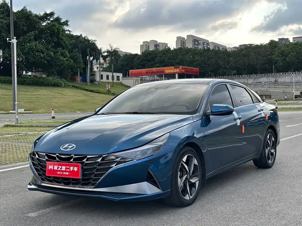 Hyundai Elantra — фото 1