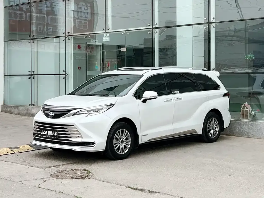 Toyota Sienna — фото 1