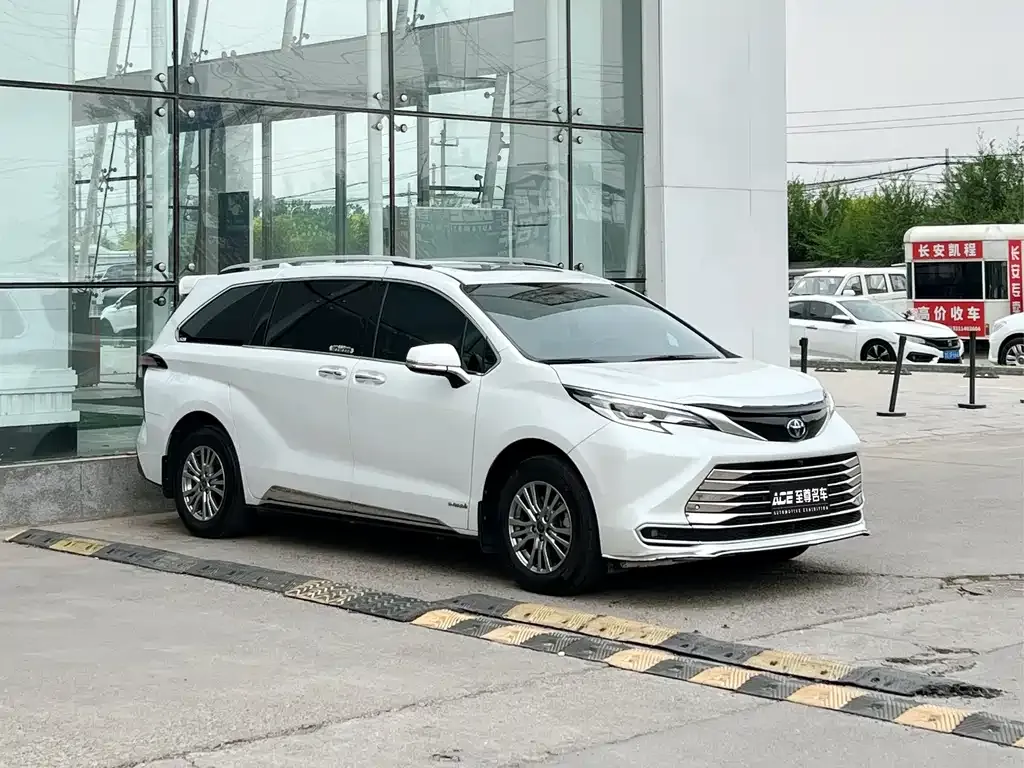 Toyota Sienna — фото 6