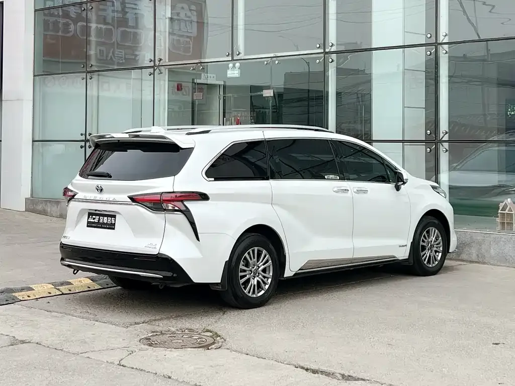 Toyota Sienna — фото 5