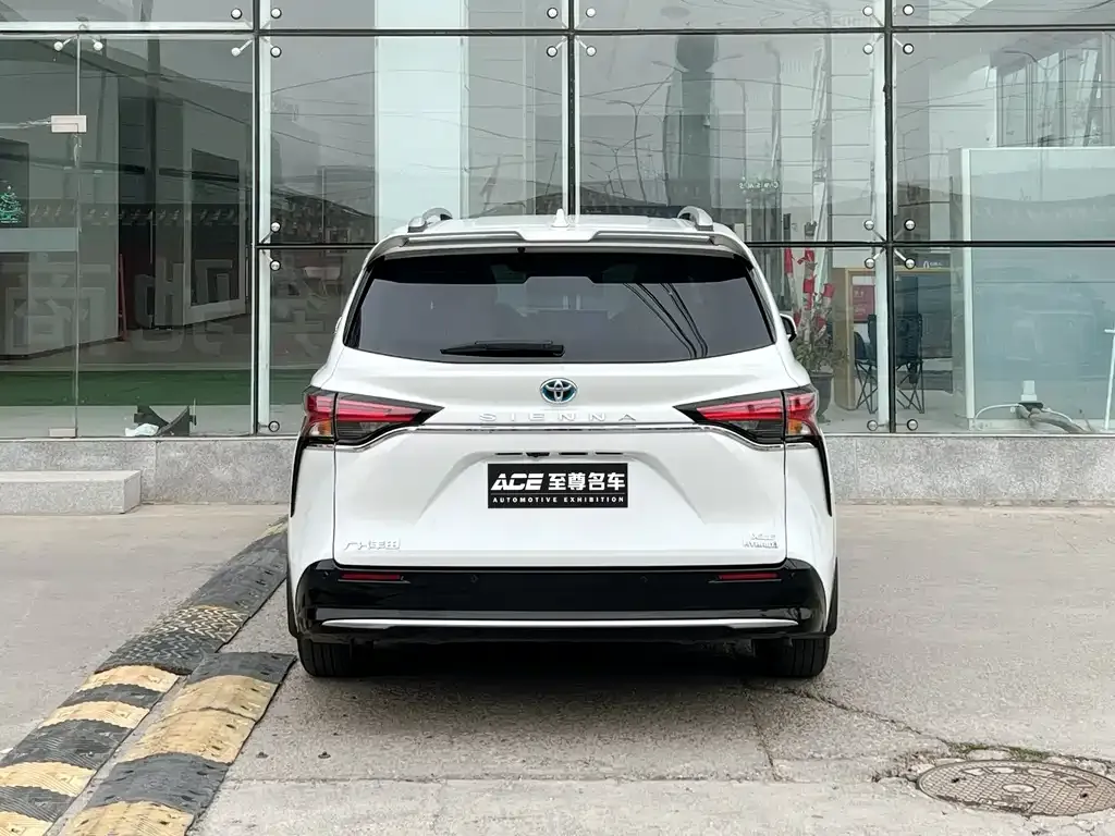 Toyota Sienna — фото 8