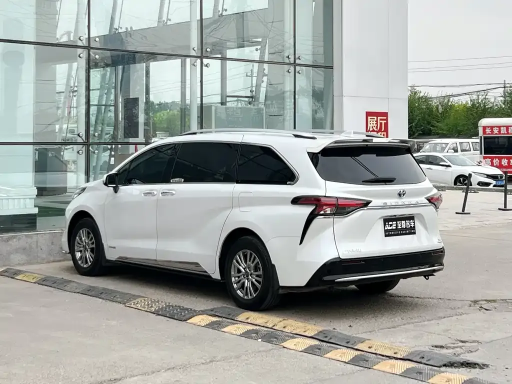 Toyota Sienna — фото 2