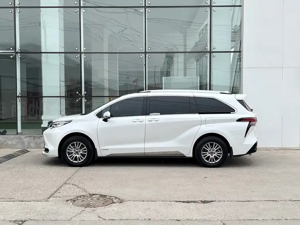 Toyota Sienna — фото 7